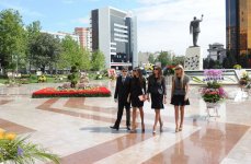 Azərbaycan Prezidenti və xanımı Gül bayramında olublar (FOTO)