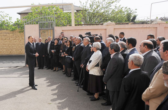 Prezident İlham Əliyev: Elə etməliyik ki, Bakıətrafı qəsəbələr də öz müasirliyi, gözəlliyi, təmizliyi ilə seçilsin (ƏLAVƏ OLUNUB) (FOTO)