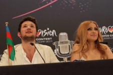 "Avroviziya 2011" qalibləri Eldar Qasımov və Nigar Camal  mətbuat konfransını Müslüm Maqomayevin "Azərbaycan" mahnısı ilə açdılar (FOTOSESSIYA)
