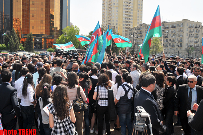 "Avroviziya 2011" müsabiqəsinin qalibləri ümummilli lider Heydər Əliyevin abidəsi önünə gül qoyublar (FOTO)