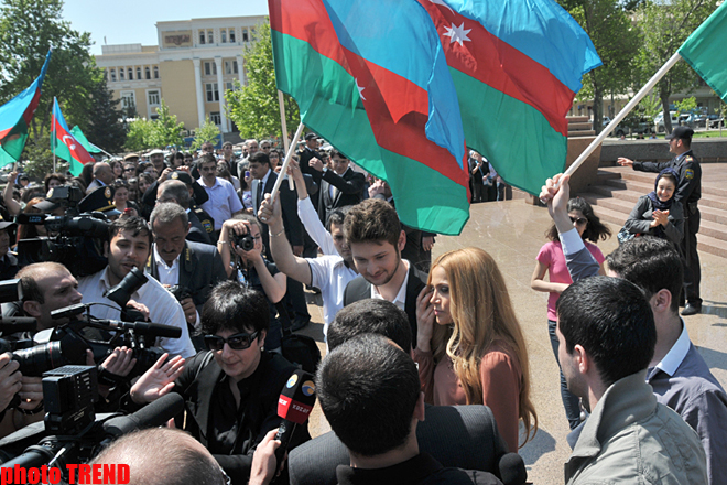 "Avroviziya 2011" müsabiqəsinin qalibləri ümummilli lider Heydər Əliyevin abidəsi önünə gül qoyublar (FOTO)