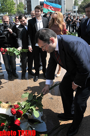 "Avroviziya 2011" müsabiqəsinin qalibləri ümummilli lider Heydər Əliyevin abidəsi önünə gül qoyublar (FOTO)
