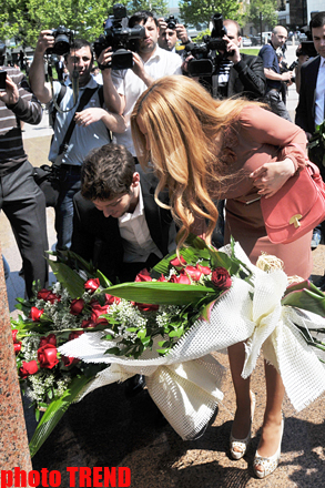 "Avroviziya 2011" müsabiqəsinin qalibləri ümummilli lider Heydər Əliyevin abidəsi önünə gül qoyublar (FOTO)