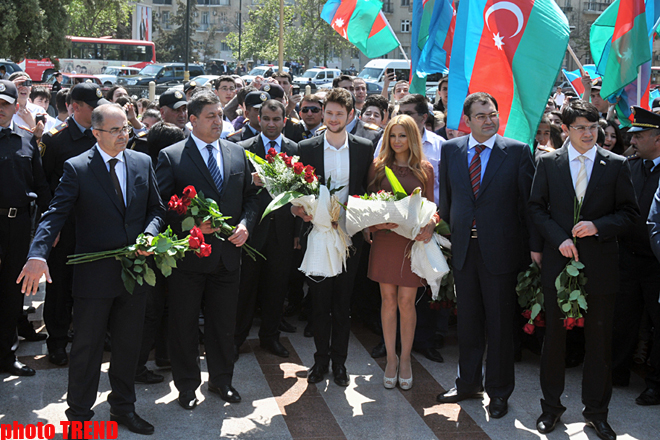 "Avroviziya 2011" müsabiqəsinin qalibləri ümummilli lider Heydər Əliyevin abidəsi önünə gül qoyublar (FOTO)