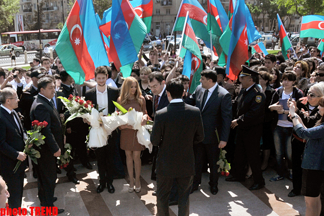 "Avroviziya 2011" müsabiqəsinin qalibləri ümummilli lider Heydər Əliyevin abidəsi önünə gül qoyublar (FOTO)