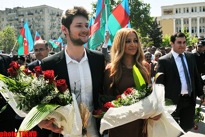 "Avroviziya 2011" müsabiqəsinin qalibləri ümummilli lider Heydər Əliyevin abidəsi önünə gül qoyublar (FOTO)