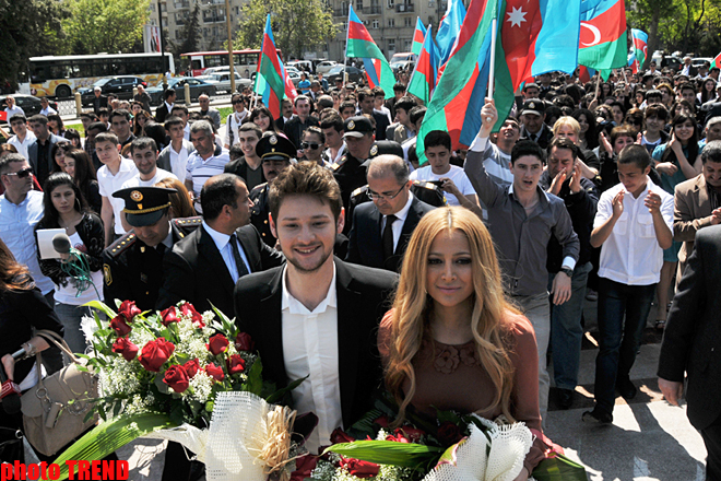 "Avroviziya 2011" müsabiqəsinin qalibləri ümummilli lider Heydər Əliyevin abidəsi önünə gül qoyublar (FOTO)
