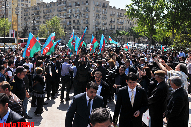 "Avroviziya 2011" müsabiqəsinin qalibləri ümummilli lider Heydər Əliyevin abidəsi önünə gül qoyublar (FOTO)