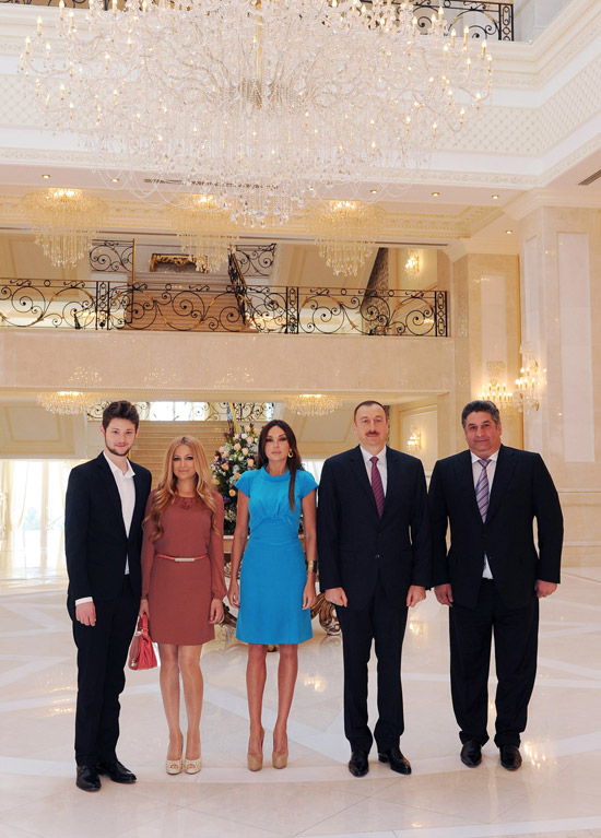 Prezident İlham Əliyev və xanımı "Eurovision-2011" mahnı müsabiqəsində qələbə qazanmış Azərbaycan nümayəndələrini qəbul edib (ƏLAVƏ OLUNUB) (FOTO)