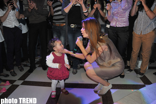 Şok! Müğənni Sevda Yahyayeva öz tədbirində fanatını ölümün pəncəsindən xilas etdi (FOTO)
