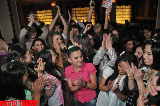 Şok! Müğənni Sevda Yahyayeva öz tədbirində fanatını ölümün pəncəsindən xilas etdi (FOTO)