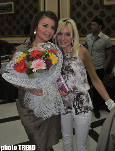Şok! Müğənni Sevda Yahyayeva öz tədbirində fanatını ölümün pəncəsindən xilas etdi (FOTO)