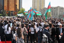 "Avroviziya 2011" müsabiqəsinin qalibləri ümummilli lider Heydər Əliyevin abidəsi önünə gül qoyublar (FOTO)