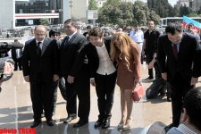 "Avroviziya 2011" müsabiqəsinin qalibləri ümummilli lider Heydər Əliyevin abidəsi önünə gül qoyublar (FOTO)