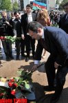 "Avroviziya 2011" müsabiqəsinin qalibləri ümummilli lider Heydər Əliyevin abidəsi önünə gül qoyublar (FOTO)