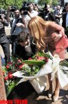 "Avroviziya 2011" müsabiqəsinin qalibləri ümummilli lider Heydər Əliyevin abidəsi önünə gül qoyublar (FOTO)