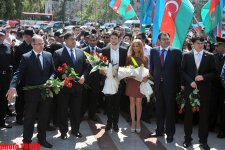 "Avroviziya 2011" müsabiqəsinin qalibləri ümummilli lider Heydər Əliyevin abidəsi önünə gül qoyublar (FOTO)