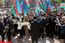 "Avroviziya 2011" müsabiqəsinin qalibləri ümummilli lider Heydər Əliyevin abidəsi önünə gül qoyublar (FOTO)