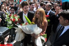 "Avroviziya 2011" müsabiqəsinin qalibləri ümummilli lider Heydər Əliyevin abidəsi önünə gül qoyublar (FOTO)