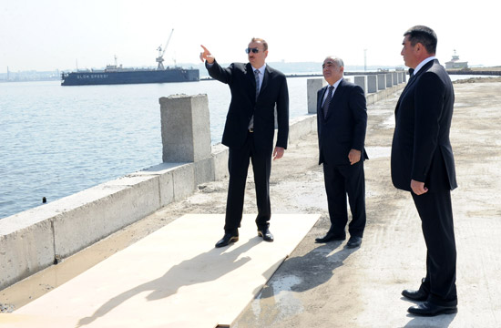 Azərbaycan Prezidenti Dövlət Bayrağı Meydanının ətrafında həyata keçirilən abadlıq işləri ilə tanış olub (FOTO)