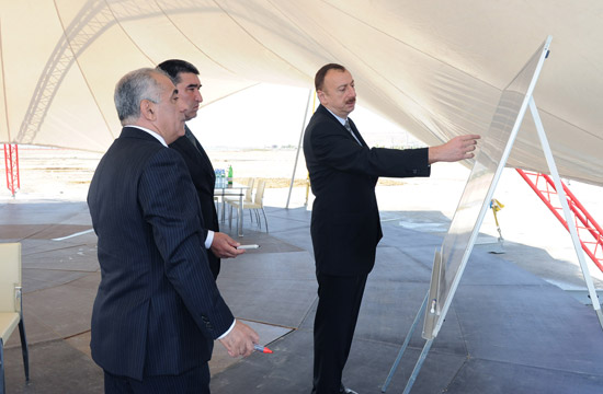 Azərbaycan Prezidenti Dövlət Bayrağı Meydanının ətrafında həyata keçirilən abadlıq işləri ilə tanış olub (FOTO)