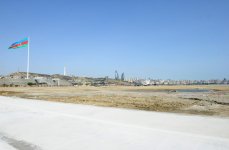Azərbaycan Prezidenti Dövlət Bayrağı Meydanının ətrafında həyata keçirilən abadlıq işləri ilə tanış olub (FOTO)