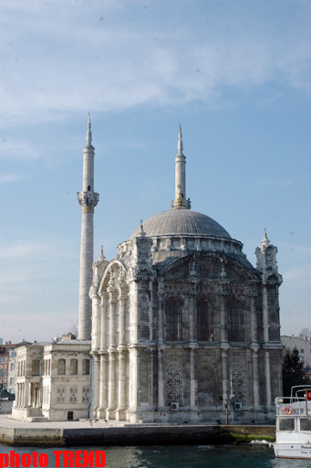 Sehrli İstanbul! Gəmi gəzintisi ilə Fatih Sultan Mehmet körpüsünün altından görünən meqapolis (FOTO)