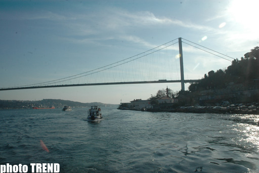 Sehrli İstanbul! Gəmi gəzintisi ilə Fatih Sultan Mehmet körpüsünün altından görünən meqapolis (FOTO)