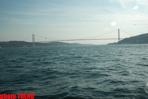 Sehrli İstanbul! Gəmi gəzintisi ilə Fatih Sultan Mehmet körpüsünün altından görünən meqapolis (FOTO)