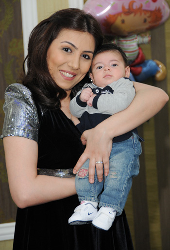 Müğənni Yeganə ilk dəfə oğlu Ömərlə birlikdə (FOTO)