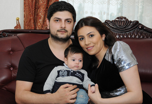 Müğənni Yeganə ilk dəfə oğlu Ömərlə birlikdə (FOTO)