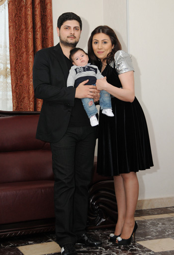 Müğənni Yeganə ilk dəfə oğlu Ömərlə birlikdə (FOTO)