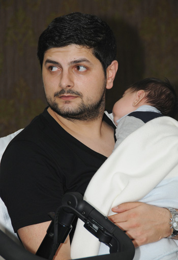 Müğənni Yeganə ilk dəfə oğlu Ömərlə birlikdə (FOTO)