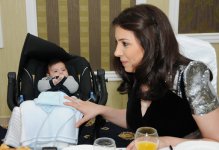 Müğənni Yeganə ilk dəfə oğlu Ömərlə birlikdə (FOTO)
