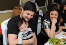 Müğənni Yeganə ilk dəfə oğlu Ömərlə birlikdə (FOTO)