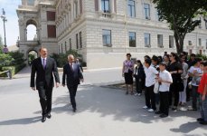 İlham Əliyev Azərbaycan Xalq Cümhuriyyətinin şərəfinə ucaldılmış abidəni ziyarət edib (FOTO)