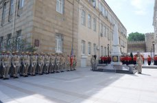 İlham Əliyev Azərbaycan Xalq Cümhuriyyətinin şərəfinə ucaldılmış abidəni ziyarət edib (FOTO)