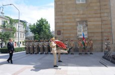 İlham Əliyev Azərbaycan Xalq Cümhuriyyətinin şərəfinə ucaldılmış abidəni ziyarət edib (FOTO)