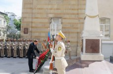 İlham Əliyev Azərbaycan Xalq Cümhuriyyətinin şərəfinə ucaldılmış abidəni ziyarət edib (FOTO)