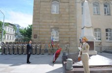 İlham Əliyev Azərbaycan Xalq Cümhuriyyətinin şərəfinə ucaldılmış abidəni ziyarət edib (FOTO)