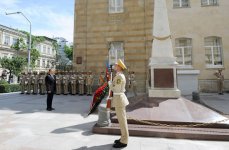İlham Əliyev Azərbaycan Xalq Cümhuriyyətinin şərəfinə ucaldılmış abidəni ziyarət edib (FOTO)