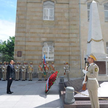 İlham Əliyev Azərbaycan Xalq Cümhuriyyətinin şərəfinə ucaldılmış abidəni ziyarət edib (FOTO)