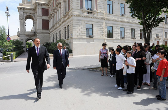İlham Əliyev Azərbaycan Xalq Cümhuriyyətinin şərəfinə ucaldılmış abidəni ziyarət edib (FOTO)