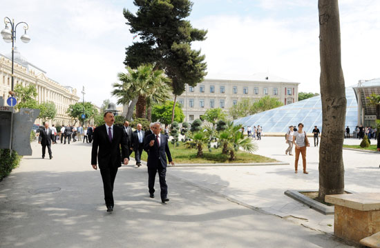 İlham Əliyev Azərbaycan Xalq Cümhuriyyətinin şərəfinə ucaldılmış abidəni ziyarət edib (FOTO)