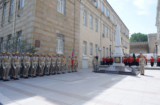 İlham Əliyev Azərbaycan Xalq Cümhuriyyətinin şərəfinə ucaldılmış abidəni ziyarət edib (FOTO)