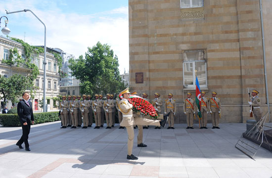 İlham Əliyev Azərbaycan Xalq Cümhuriyyətinin şərəfinə ucaldılmış abidəni ziyarət edib (FOTO)
