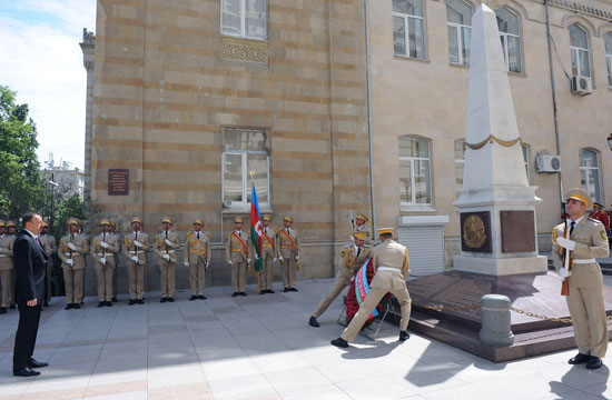 İlham Əliyev Azərbaycan Xalq Cümhuriyyətinin şərəfinə ucaldılmış abidəni ziyarət edib (FOTO)