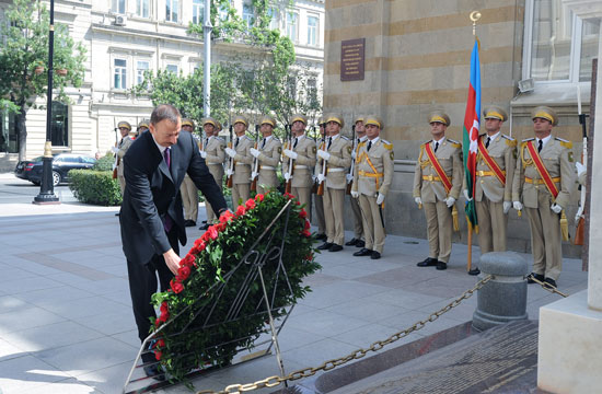 İlham Əliyev Azərbaycan Xalq Cümhuriyyətinin şərəfinə ucaldılmış abidəni ziyarət edib (FOTO)
