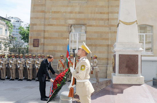 İlham Əliyev Azərbaycan Xalq Cümhuriyyətinin şərəfinə ucaldılmış abidəni ziyarət edib (FOTO)