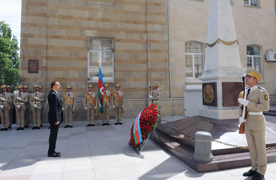 İlham Əliyev Azərbaycan Xalq Cümhuriyyətinin şərəfinə ucaldılmış abidəni ziyarət edib (FOTO)